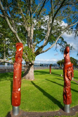 Maori totem direkleri ya da pou whenua on The Strand Tauranga, Yeni Zelanda