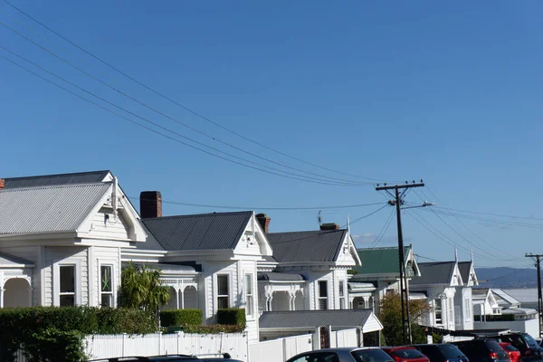 1940 세워진 주거용 건물들은 전통적 교외에 오클랜드 뉴질랜드의 거리에 졌습니다 — 스톡 사진