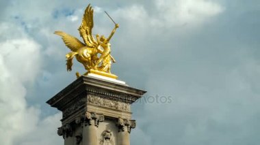 Pont Alexandre III alevlerini hızlandırılmış