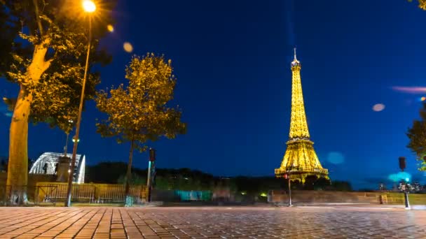 Eiffel Tower Dusk Time Lapse Low Angle Time Lapse Street — Stock Video