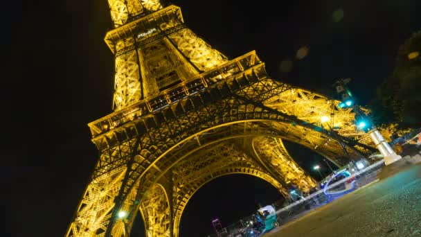 埃菲尔铁塔的腿时间失效 在法国巴黎埃菲尔铁塔前的交通通行中 从街道上的低角度时间偏离为轻条纹 — 图库视频影像