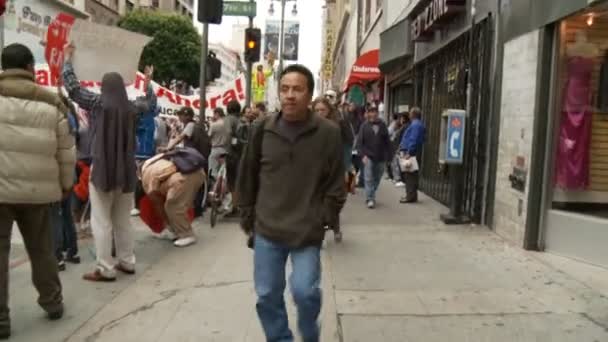 복수 마스크에 의해 남자 산책 — 비디오