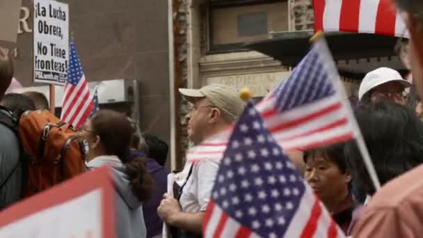 Размахивая американскими флагами — стоковое видео