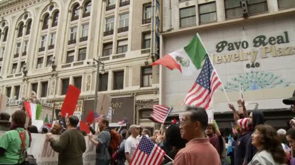 Bandeiras de Ondas de Multidão no Rally — Vídeo de Stock