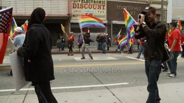 Acenando bandeiras do orgulho gay — Vídeo de Stock