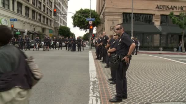 LAPD officerare folkmassan kontroll — Stockvideo