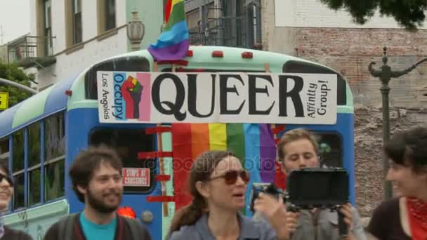 Rainbow "Queer" autobus — Stock video