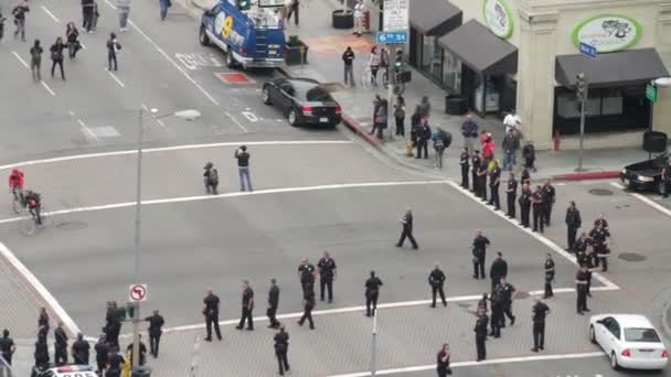 Protest benaderingen politie — Stockvideo