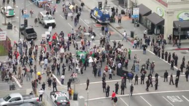 Kalabalık geçer işgal