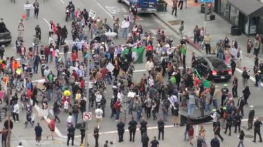 Kalabalık asmak dışarı işgal