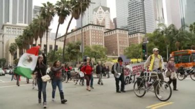 Yürüyüşçülerin tezahürat Dtla içinde ralli