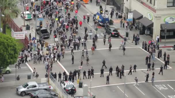 Protestera promenader av polisen, bred — Stockvideo