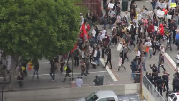 Occupare marce lungo la strada — Video Stock