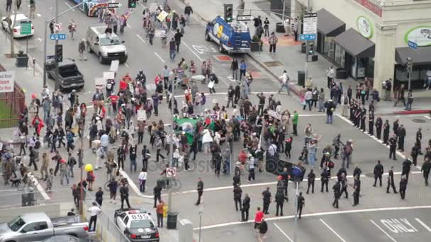 Оккупационная толпа проходит сквозь — стоковое видео