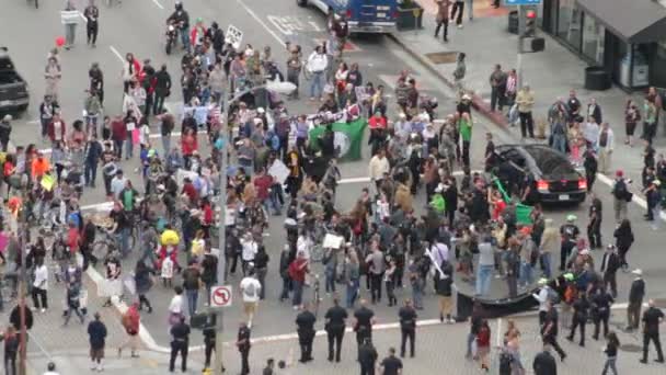 Occupy multitud cuelga hacia fuera — Vídeos de Stock
