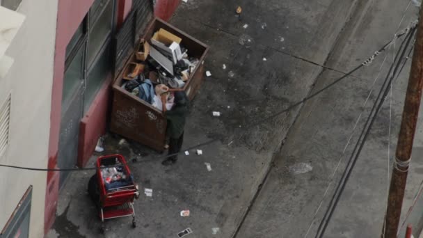 Bezdomovec recykluje — Stock video