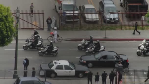 Caravana de motocicletas policiales — Vídeo de stock