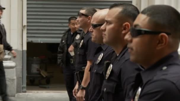 Oficiales de la policía de Los Ángeles miran protesta — Vídeo de stock