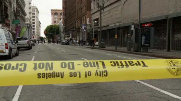 Желтая лента полиции Лос-Анджелеса, увеличьте изображение — стоковое видео