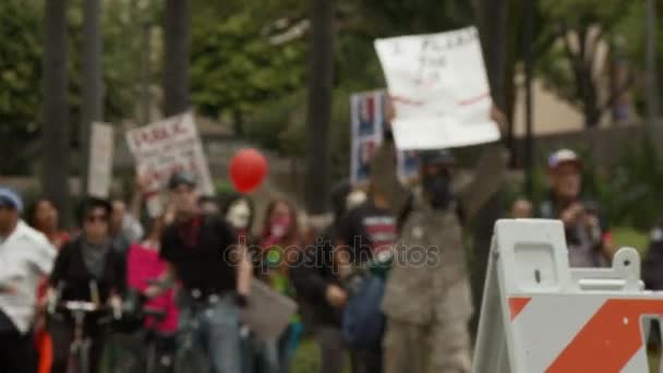 Demonstranter: "vi fick sålt" — Stockvideo