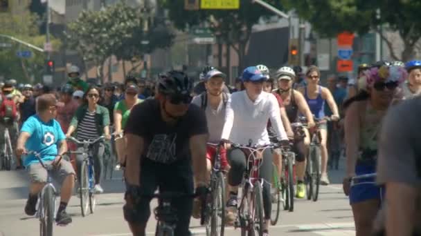 Cyklister närmar, bred — Stockvideo