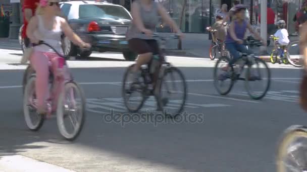 Familj på cyklar förbi — Stockvideo