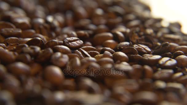 Přes hromadu kávová zrna — Stock video
