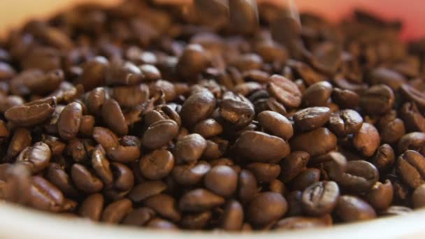 Los granos de café se acumulan — Vídeo de stock
