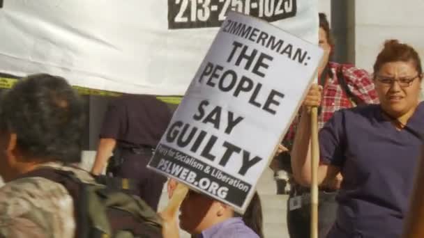 Firma protestando contra Zimmerman — Vídeo de stock
