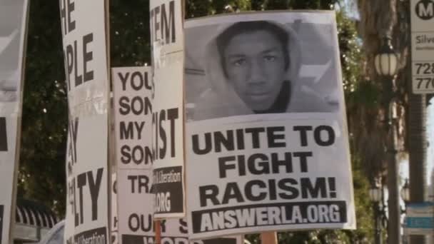 "UNITE TO FIGHT RACISM" Sign — Stock Video