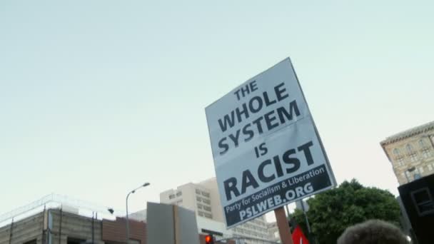 "SISTEMA ES RACISTA "Signo de manifestación — Vídeo de stock