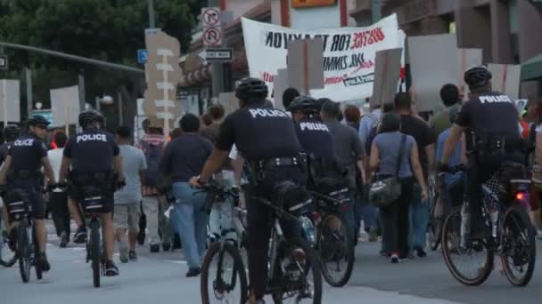 Policía cola injusticia rally — Vídeo de stock