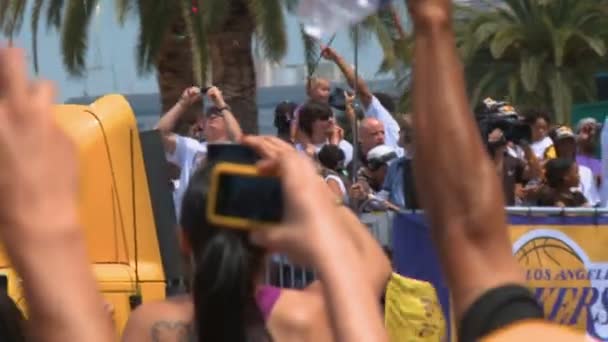 Confetti Lakers Parade Csapat Busz Tele Játékosokkal Személyzet Hajt Tömeg — Stock videók