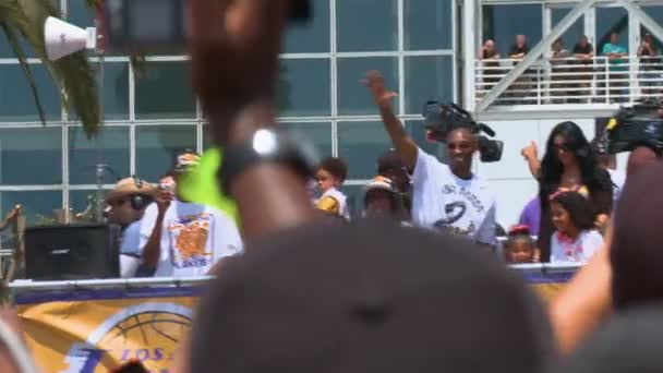 Kobe Bryant Waves Till Fans 2009 2010 Nba Mpv Kobe — Stockvideo