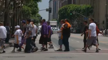 Laker yayaları, geniş açılı. 2010 Lakers Şampiyonası 'ndan sonra Los Angeles' ta yayalar ve taraftarlar karşıdan karşıya geçiyor. 21 Haziran 2010, Los Angeles, Kaliforniya.