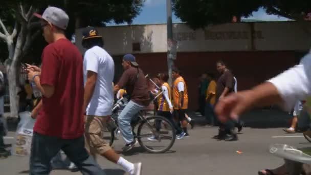 Fans Laker Rushing Parade Excitados Aficionados Apresuran Ver Desfile Cerca — Vídeo de stock