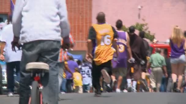 Fans Springer Till Lakers Parade Action Skott Fans Som Springer — Stockvideo