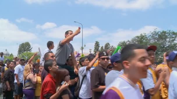 Laker Fan Barricade Fans Cheer Barricade Wait Glimpse Lakers Championship – Stock-video