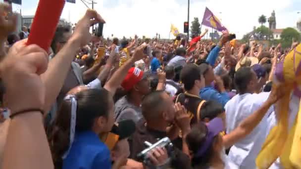 Lakers Parade Mvp Chant Multitud Grita Mvp Como Autobús Equipo — Vídeo de stock