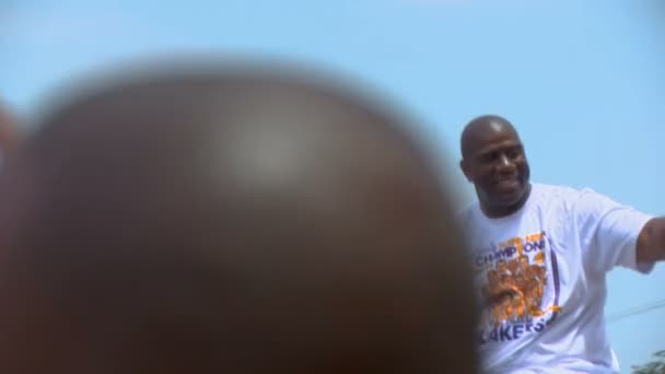 마법의 존슨은 팬들을 Nba 레이커 챔피언십 퍼레이드가 열리는 시내에서 풍선을 — 비디오