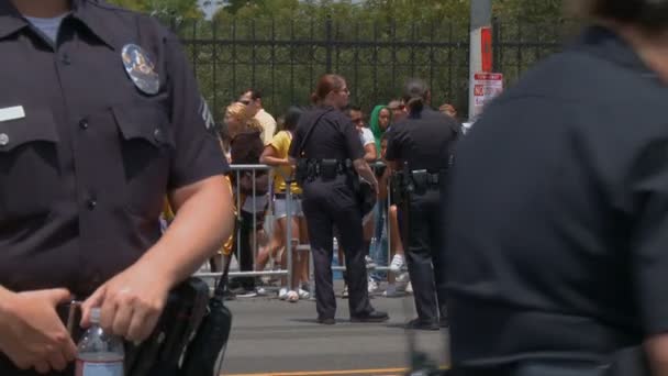 Polícia Segura Linha Grupo Policiais Vigiam Uma Barricada Após Desfile — Vídeo de Stock