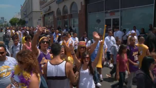 Laker Fans Feesten Groep Enthousiaste Fans Viert Overwinning Van Het — Stockvideo