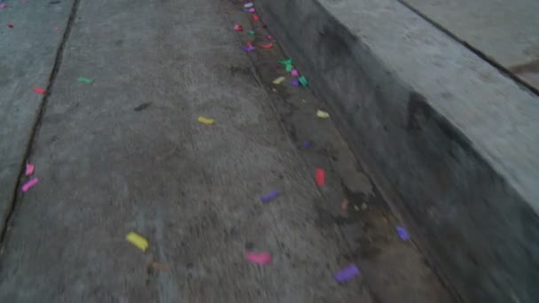 ガターのゴミとコンフェッティ 2010年6月21日 カリフォルニア州ロサンゼルスで行われたLaレイカーズ選手権のパレードの後 通りに残された混乱のいくつか — ストック動画