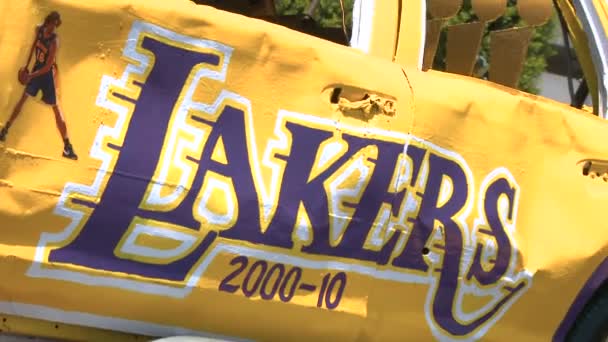 Lapd Lakers Car Zooms Staré Policejní Auto Namalované Žluté Fialové — Stock video