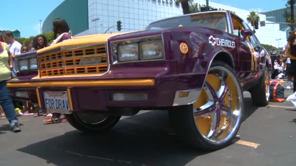 Vůz Laker Fan Fanoušci Fotí Před Klasickým Chevroletem Monte Carlem — Stock video