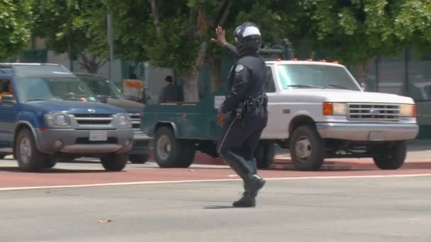 Policja Los Angeles Kieruje Ruchem Ulicznym Policjant Kieruje Ruchem Skrzyżowaniu — Wideo stockowe