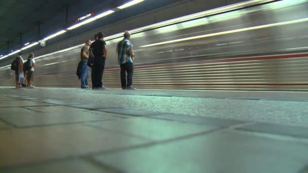 지하철 플랫폼 경과입니다 앤젤레스 캘리포니아에서 지하철 플랫폼에서 기차를 승객의 — 비디오