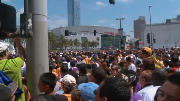 Lakers Staples Center Кастрюли Камерами Поперек Огромной Толпы Улице Перед — стоковое видео