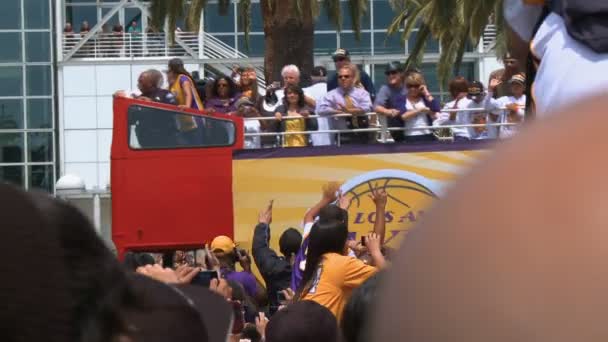 Zespół Lakers Parade Lakersbus Drużyną Personelem Przejeżdża Przez Tłum Paradzie — Wideo stockowe