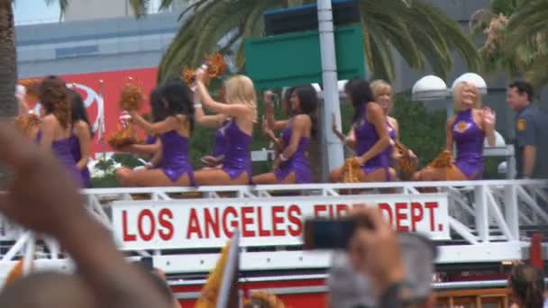 レーカーガールズはファンに手を振る 2010年6月21日にカリフォルニア州ロサンゼルスで開催されたLaレーカーズNbaチャンピオンシップパレードで 観客が運転するLfd消防車の上で レイカーガールズダンスチームを閉じます — ストック動画